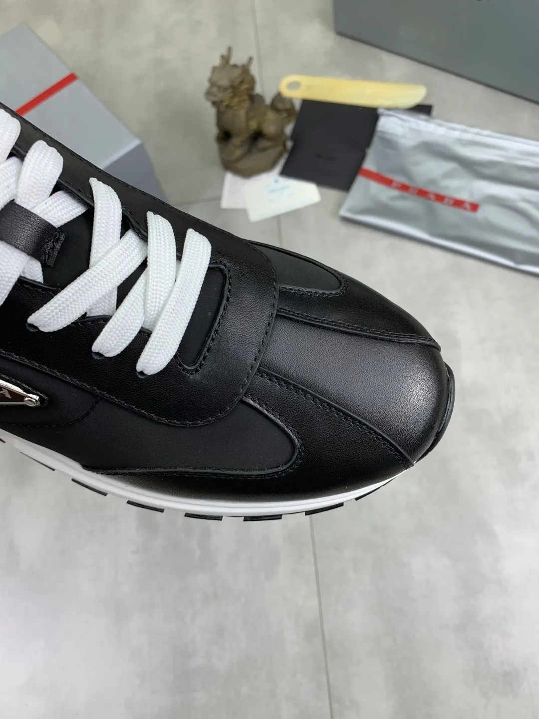 Men's men's shoes 💰P560💰[New model] The top version is available on the official website, 🆘 The trendy brand (Prada) mainly promotes the popular style, avant-garde and versatile fashionable men's shoes, private version mold opening, cowhide surface splicing 1:1 replica... Fashion is simple, original imported cowhide and lining cowhide feet; the atmosphere and personality are more fashionable, eye-catching and pursuing class. It will subvert the old idea and be a must-have for fashion trendsetters with you! Must keep for yourself ! Tall and comfortable, large and low, high-end quality workmanship. The new high-end outsole on the official website. Size: 38-45. Available in black and white.